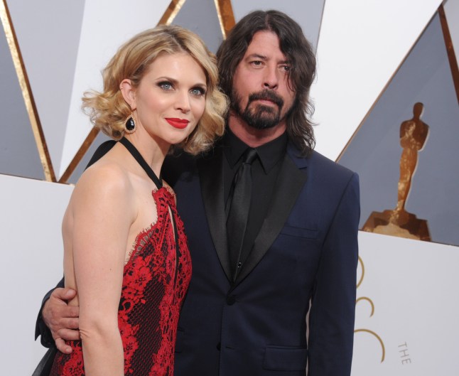 HOLLYWOOD, CA - FEBRUARY 28: Musician Dave Grohl and wife Jordyn Blum arrive at the 88th Annual Academy Awards at Hollywood & Highland Center on February 28, 2016 in Hollywood, California. (Photo by Gregg DeGuire/WireImage)