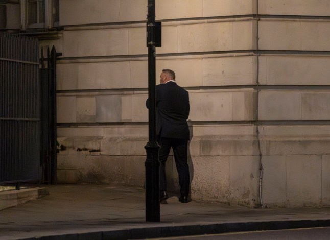 29 March 2025 - EXCLUSIVE. Wayne Rooney gets caught short as he takes a wee up against a wall whilst in view of passersby on a night out in London. Wayne was seen having a night out on the town with the lads as they spent a few hours at The Nest Rooftop bar in Marylebone followed by a dinner and more drinks at Novikov in Mayfair leaving around 2am. Credit: GoffPhotos.com Ref: KGC-102/320/441 **Exclusive to GoffPhotos.com**