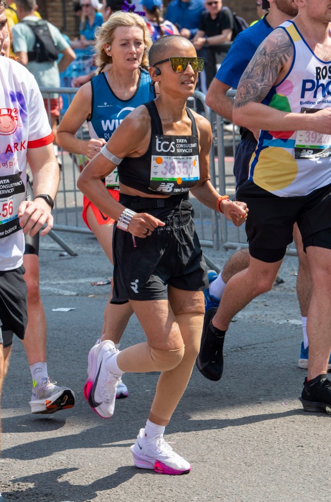 27 April 2025. Celebrities are seen running the London Marathon 2025. Pictured, Adele Roberts at Mile 21 Credit: GoffPhotos.com Ref: KGC-102