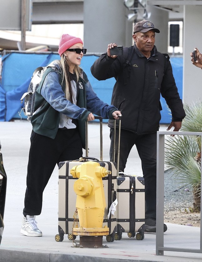 Los Angeles, CA - JoJo Siwa and her mother, Jessalynn Siwa, are spotted arriving at LAX after a trip, making their way through the airport with smiles. Pictured: JoJo Siwa BACKGRID USA 28 APRIL 2025 USA: +1 310 798 9111 / usasales@backgrid.com UK: +44 208 344 2007 / uksales@backgrid.com *UK Clients - Pictures Containing Children Please Pixelate Face Prior To Publication*